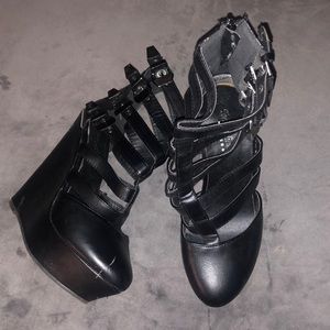Torta Caliente Strappy Wedges size 9